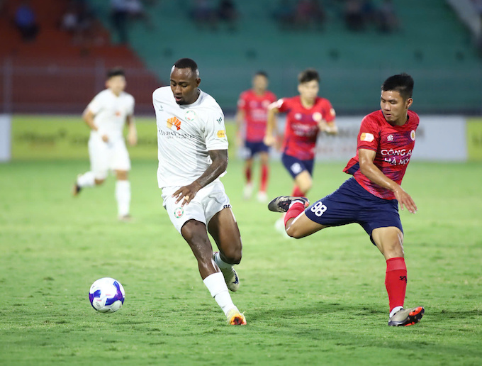 Các cầu thủ của Bình Định, đặc biệt là ngoại binh đã không thể hiện đúng phong độ. Ảnh: Công Tâm