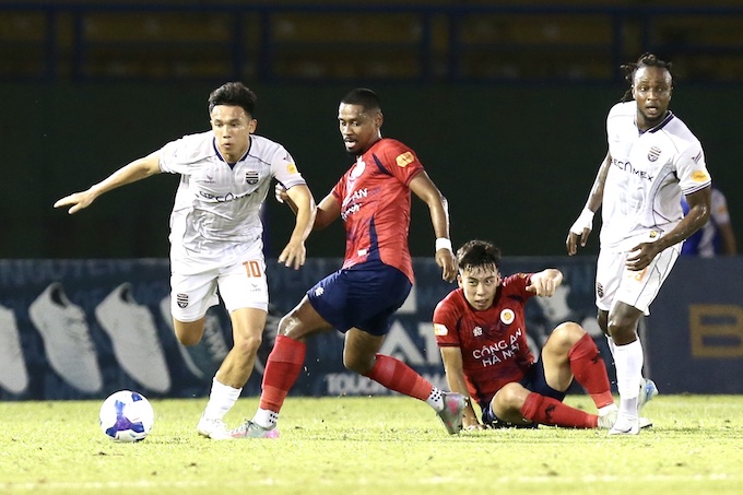 Minh Khoa (10) dù không là tiền đạo, nhưng lại chơi nổi trội trên hàng công của Bình Dương. Ảnh: CTV