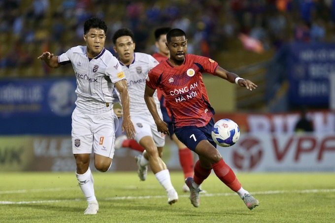 Hà Đức Chinh đã không để lại nhiều dấu ấn ở trận đấu bù vừa qua. Ảnh: CTV