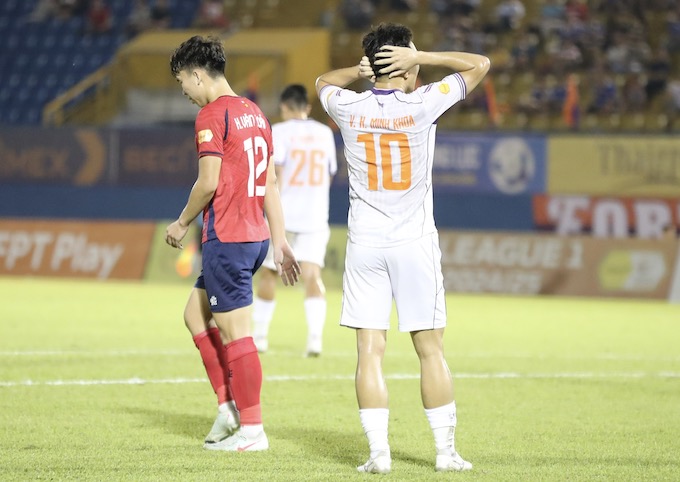 Sự tiếc nuối của Minh Khoa khi không thể tậm dụng được cơ hội để ghi bàn. Ảnh: CTV