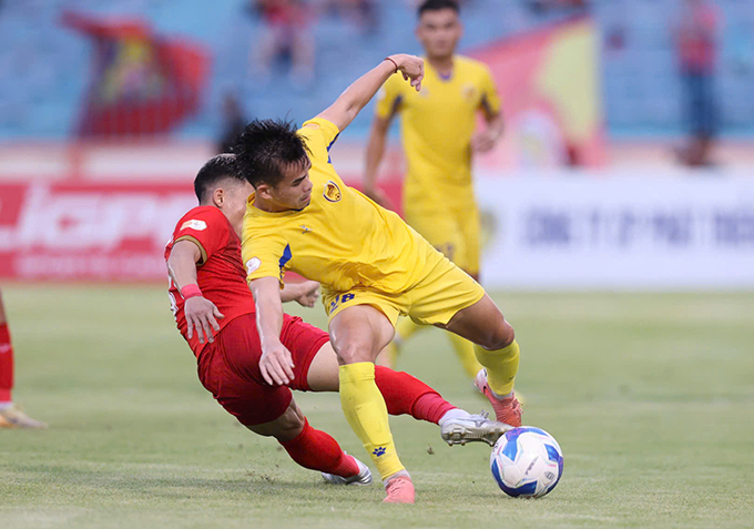 Ba điểm trước Hà Tĩnh giúp Quảng Nam leo lên vị trí an toàn hơn. Ảnh: Sông Hàn