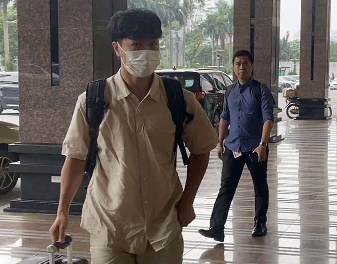 Công Phượng lên hội quân ĐT Việt Nam với trang phục giản dị