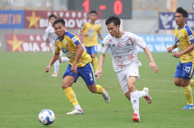 Cuộc đối đầu trên sân Cao Lãnh giữa Đồng Tháp vs PVF-CAND cũng rất quyết liệt. Ảnh: Minh Tuấn