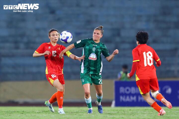 Đội tuyển Việt Nam gặp nhiều khó khăn trước đội bóng châu Âu. (Ảnh: Kim Chi)
