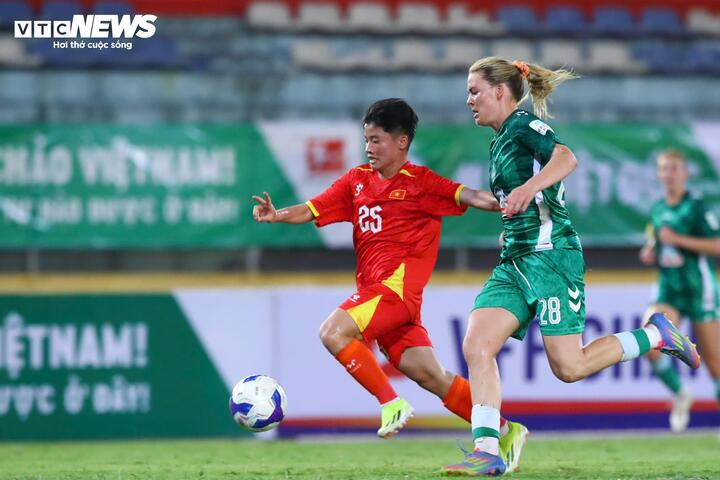 Ngọc Minh Chuyên ghi bàn rút ngắn tỷ số. (Ảnh: Kim Chi)