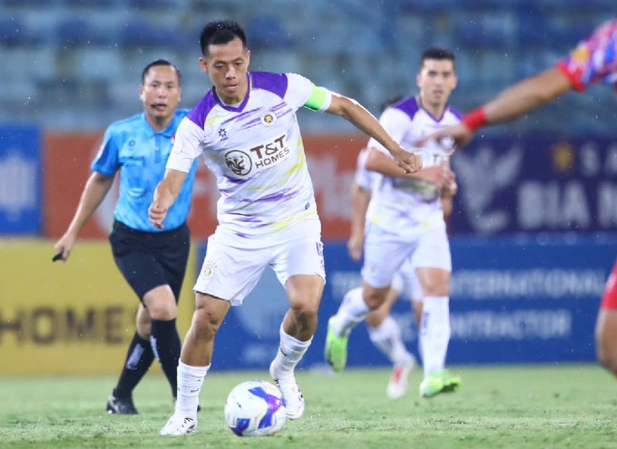 Văn Quyết đã có trận đấu ấn tượng trước TP.HCM với cú đúp bàn thắng