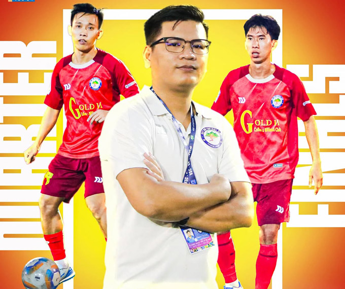 HLV trưởng CLB Bảy Núi - ông Huỳnh Văn Tính (ở giữa).