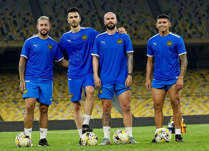 Bốn cầu thủ mang dòng máu lai xuất hiện ở buổi tập của đội tuyển Malaysia tại sân Bukit Jalil ngày 2/6/2025, từ trái sang gồm Rodrigo Holgado (gốc Argentina), Jon Irazabal (Tây Ban Nha), Joao Figueiredo (Brazil) và Imanol Machuca (Argentina) - Ảnh: Malaysia NT